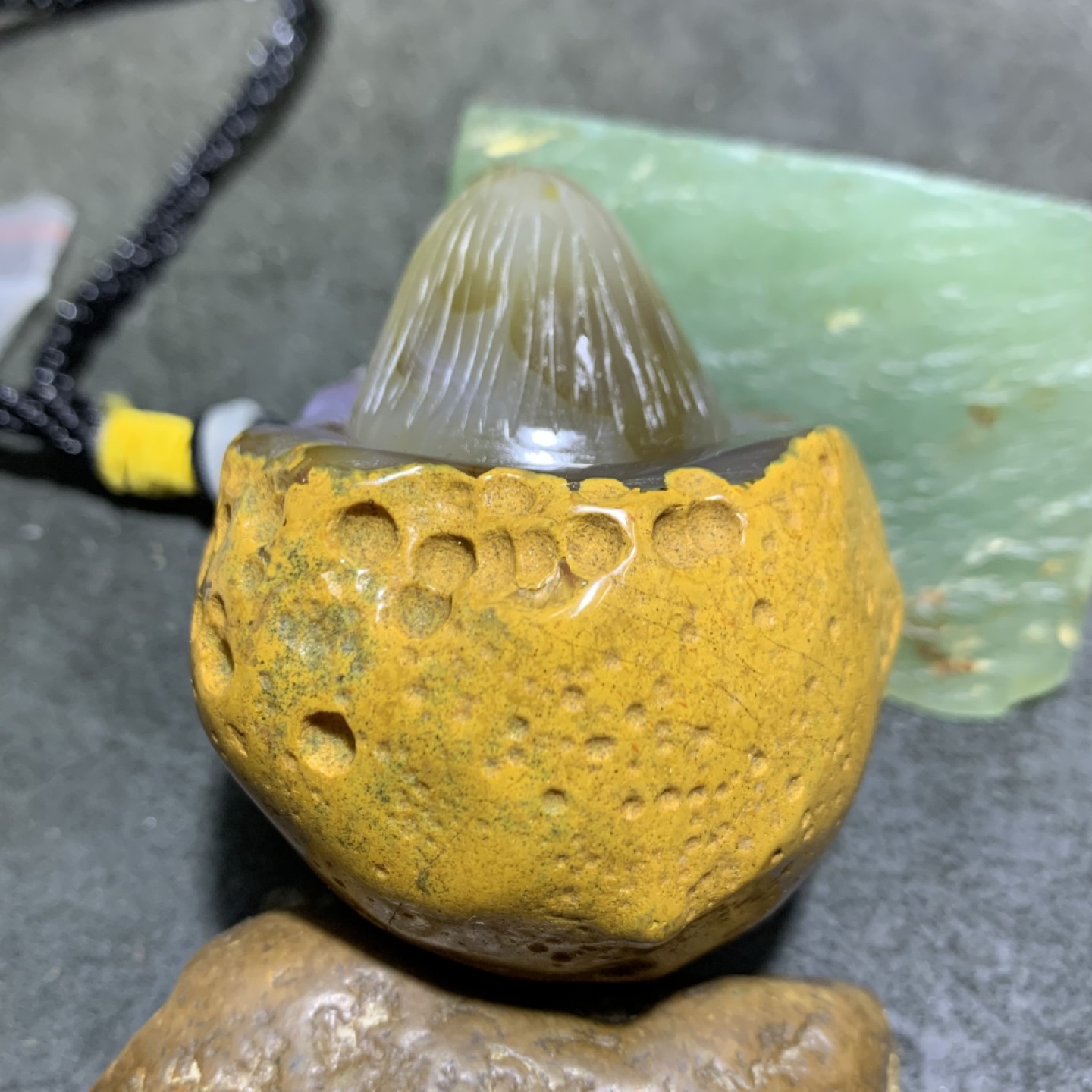 精美天然马达加斯加玛瑙雕刻小鸡出壳把件一个