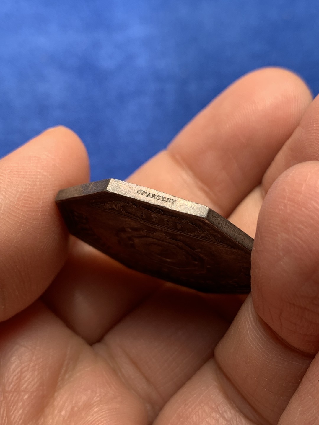 《竞宝斋》第148场-周日，周一 2场 (全场包邮) 法国 1839 里昂公证人 银质八角代币 14.39g，32.6mm，手指边铭银标 正面紫彩包浆，细节丰富