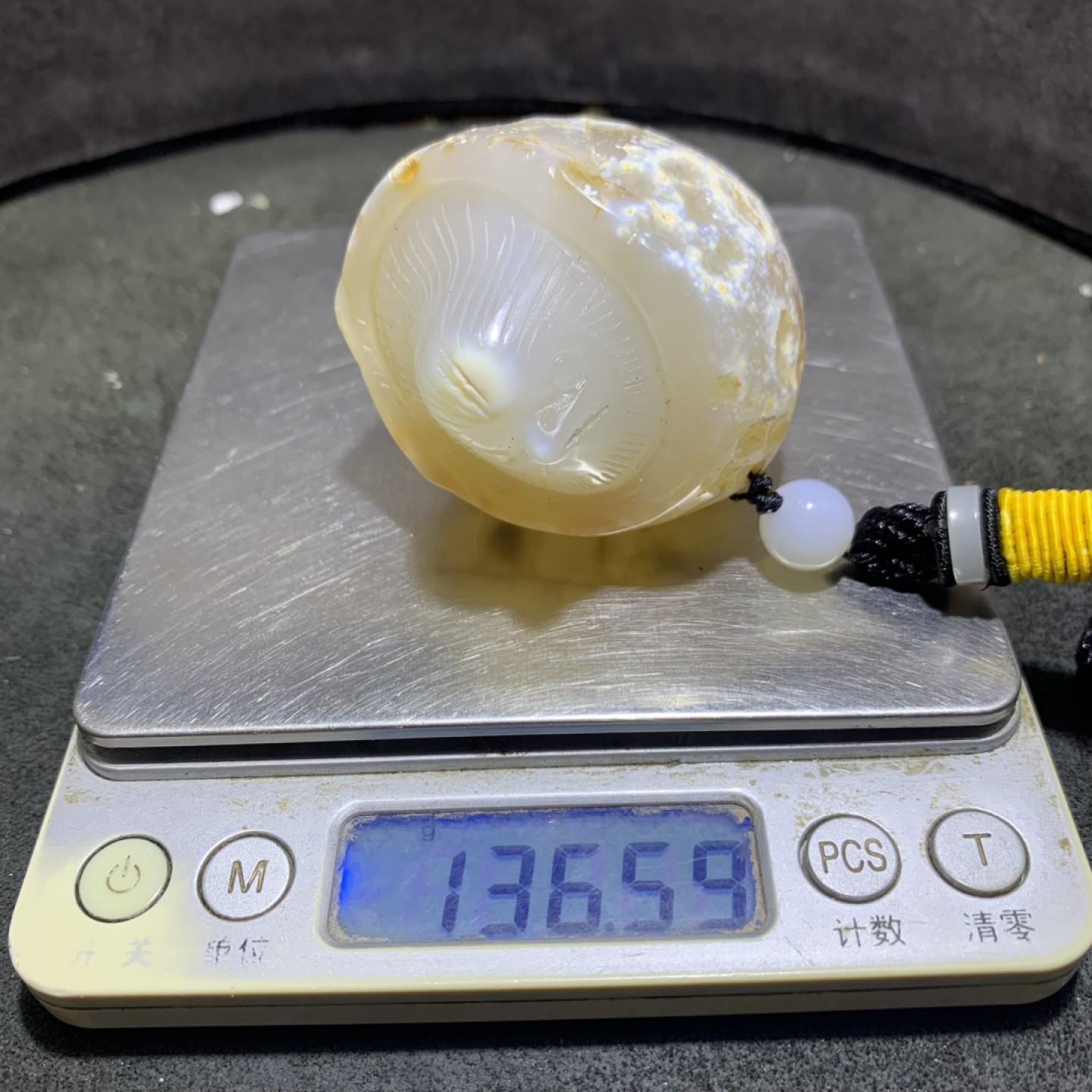 精美天然马达加斯加玛瑙雕刻小鸡出壳把件一个，