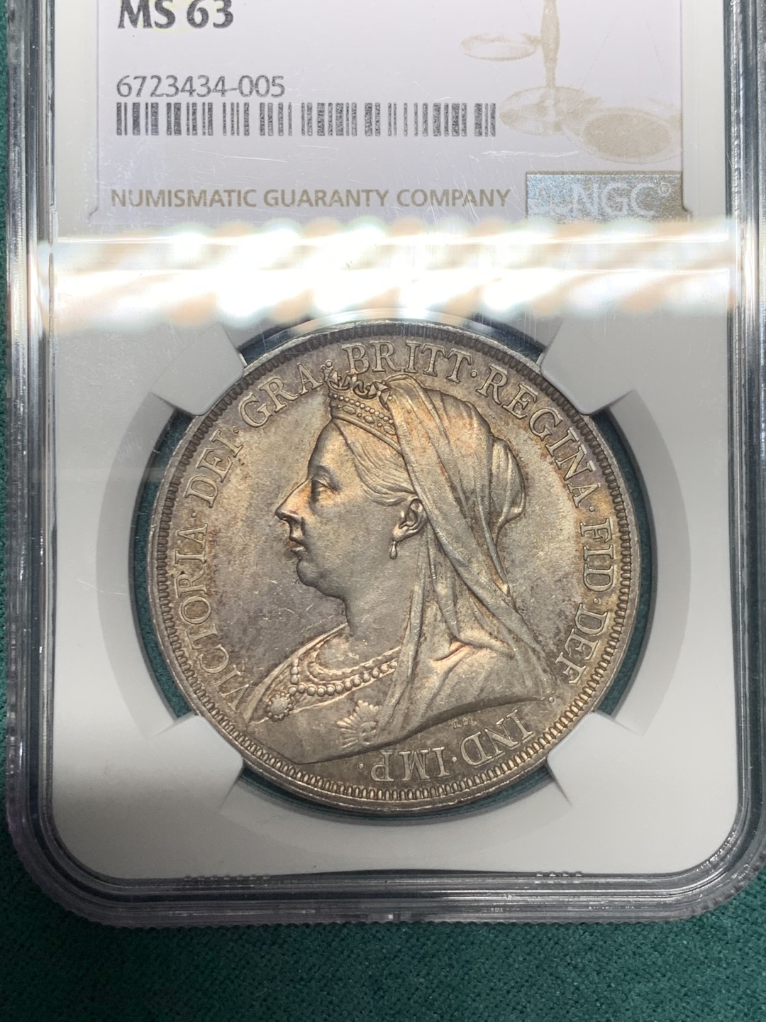 《竞宝斋》第148场-周日，周一 2场 (全场包邮) NGC-MS63 英国 1893年维多利亚 披纱 马剑银币 五彩转光 镜面底板