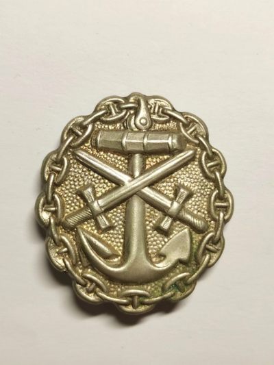 小驴勋章奖章收藏4月1号周六拍卖 - 德国1914-1918海军版银级战伤奖章，铜合金鎏银，空心版本（工艺复杂，侧面看是整体铸造，其实是中空的合金，非常牛皮），好品，表面有轻微金色氧化，非常漂亮，别扣焊接为原焊，稀少！