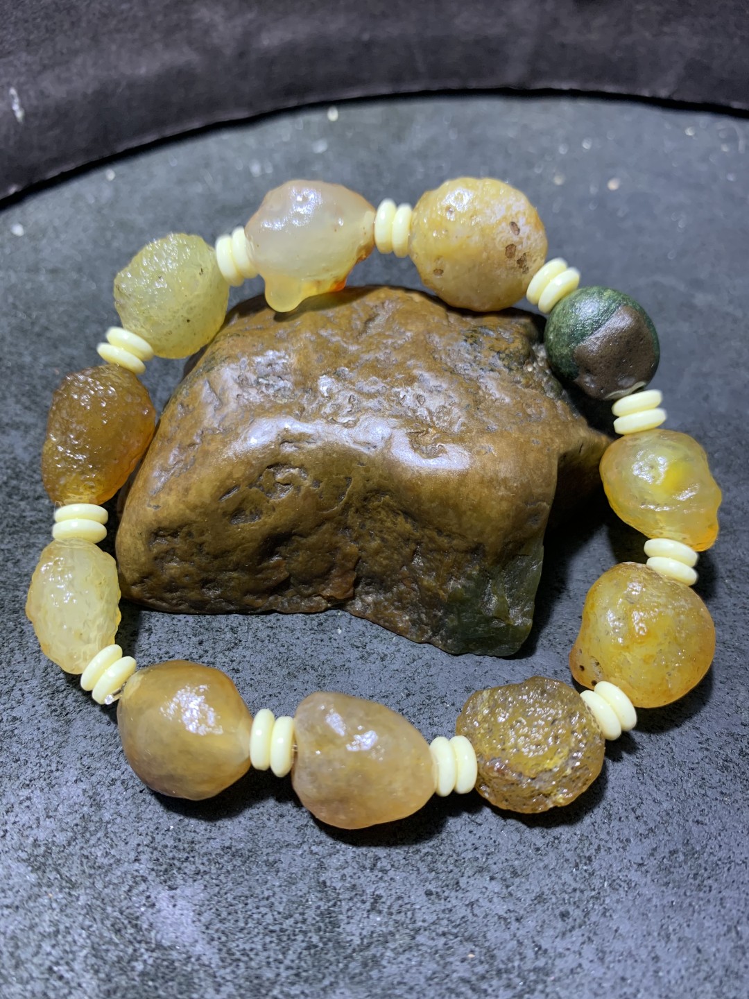 精美阿拉善彩珠玛瑙原石手串一条