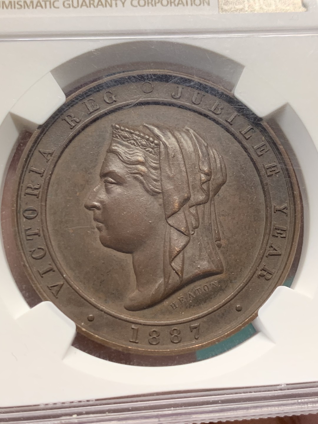 《竞宝斋》第148场-周日，周一 2场 (全场包邮) NGC-AU58 英国 1887 历史系列 维多利亚登基50周年庆典巧克力铜章