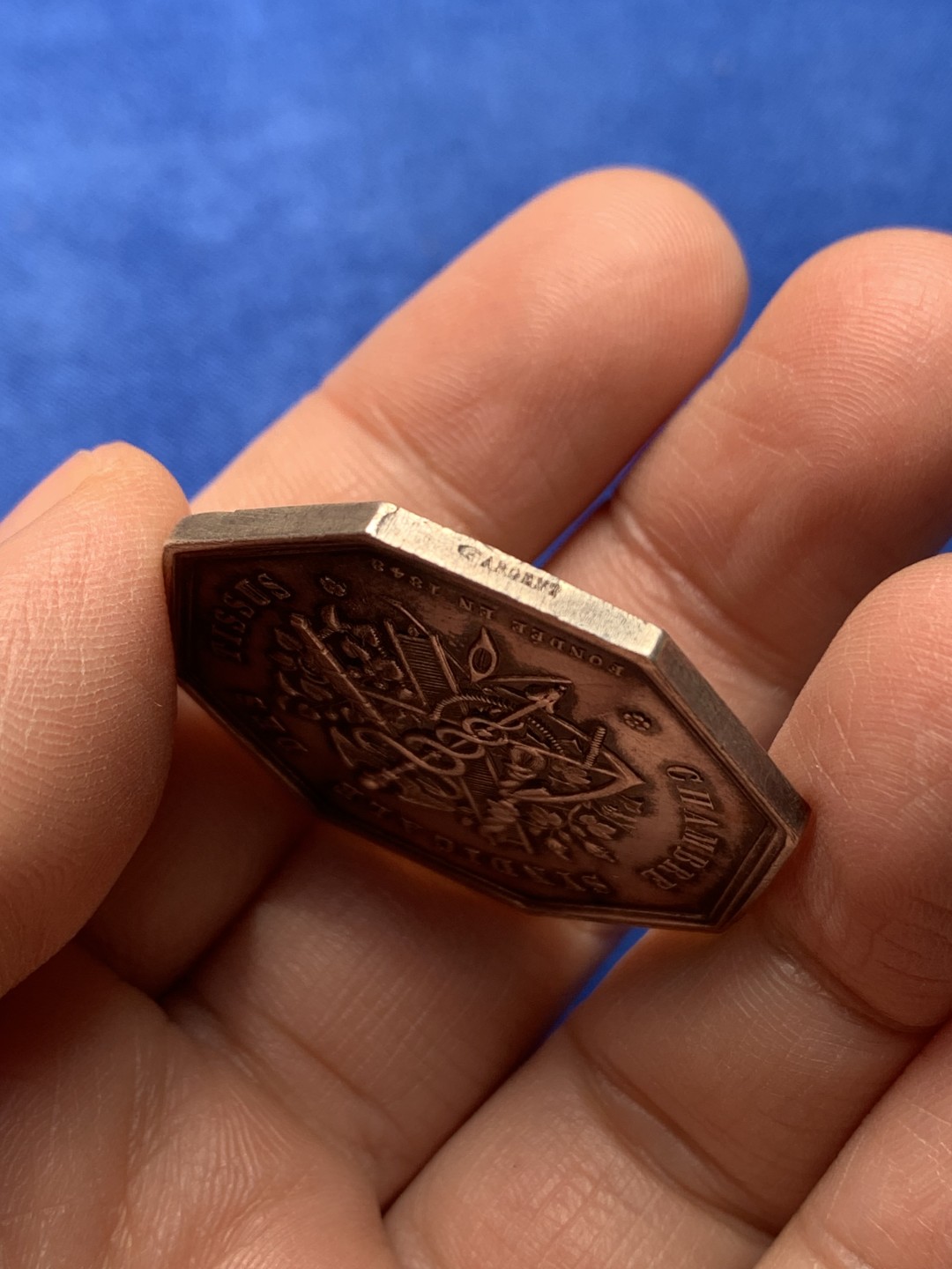 《竞宝斋》第148场-周日，周一 2场 (全场包邮) 法国 纺织协会 八角银质代币 jeton 18g 右手边铭（1845-1860年）