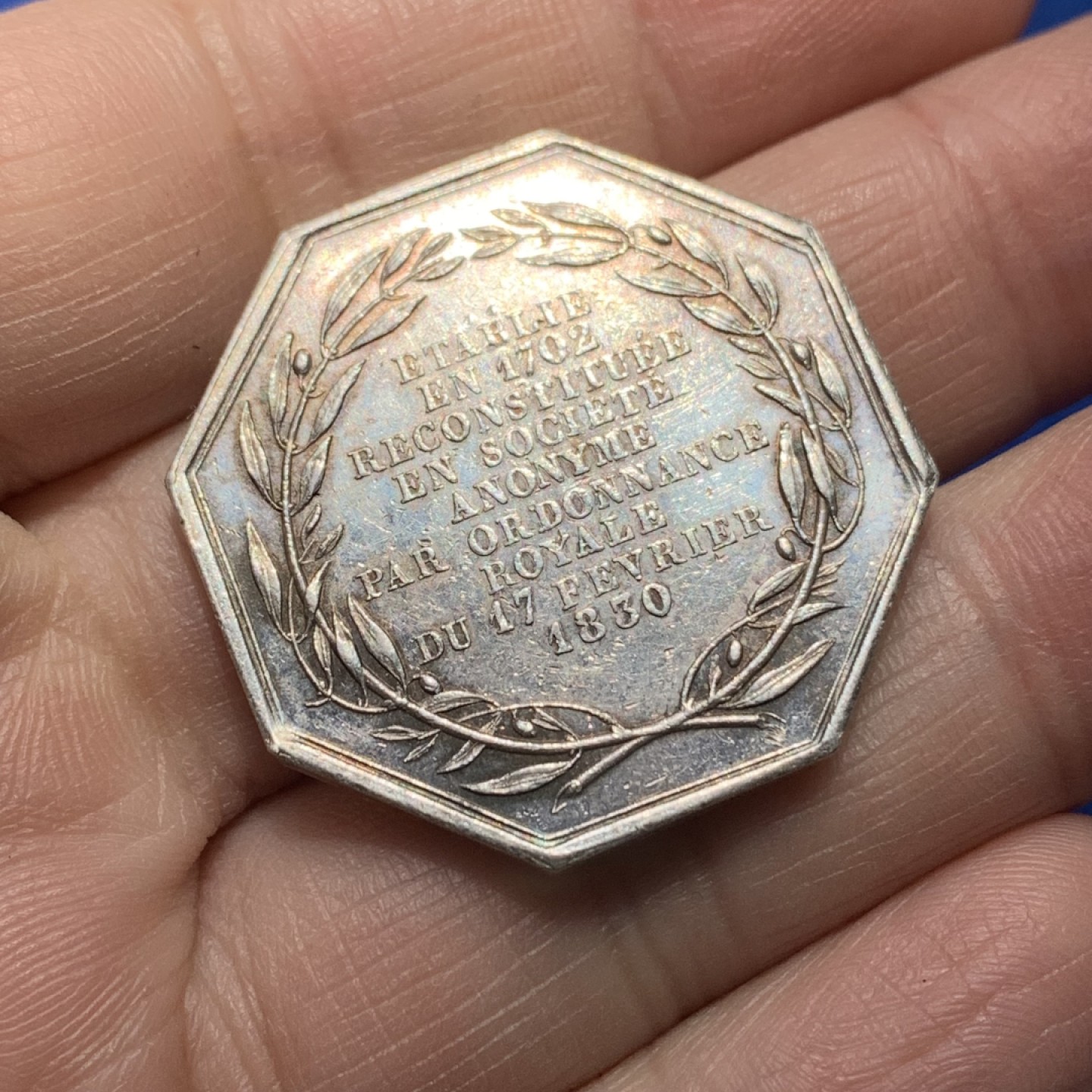 《竞宝斋》第148场-周日，周一 2场 (全场包邮) 法国 1830 魔镜 圣戈班玻璃公司 银质八角代币 18.86g，32.3mm，早期手指边铭银标