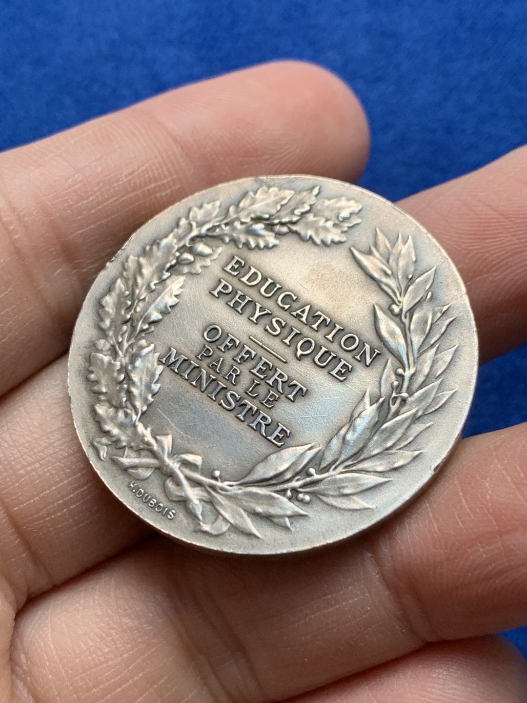 《竞宝斋》第148场-周日，周一 2场 (全场包邮) 法国 玛丽安娜 教育部艺术铜镀银章（原盒）   直径：36mm  重量：23.1g  边铭：丰饶角+铜标 蓝方盒
