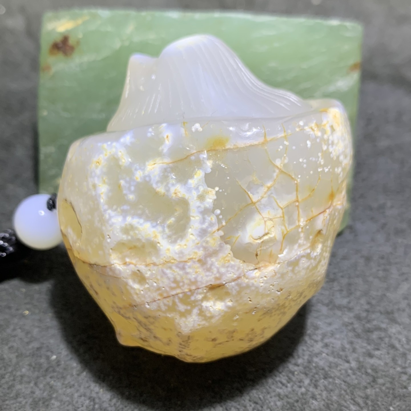 精美天然马达加斯加玛瑙雕刻小鸡出壳把件一个，