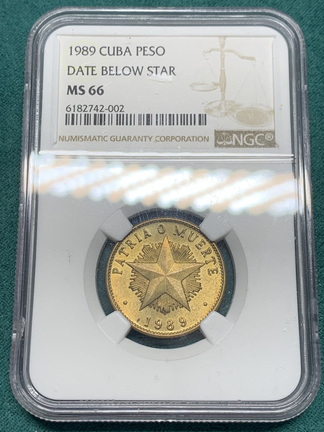 《竞宝斋》第148场-周日，周一 2场 (全场包邮) NGC-MS66 亚军分 古巴 1989年1比索五星黄铜币，流通版1比索，顶级高分，金光闪闪。复刻经典的五星设计