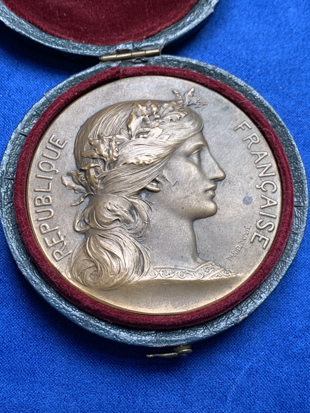 《竞宝斋》第148场-周日，周一 2场 (全场包邮) 法国 玛丽安娜 花环艺术 大铜章（原盒）直径：57mm  重量：89.8g  边铭：丰饶角+铜标 蓝圆盒