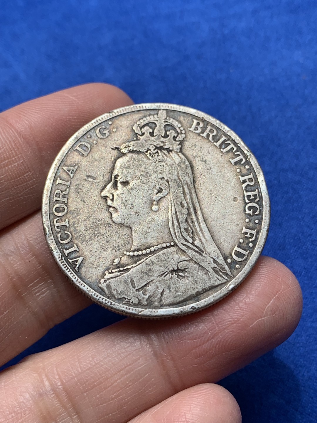 《竞宝斋》第148场-周日，周一 2场 (全场包邮) 英国 1889年维多利亚高冠马剑克朗银币 流通品相老包浆 细节见图