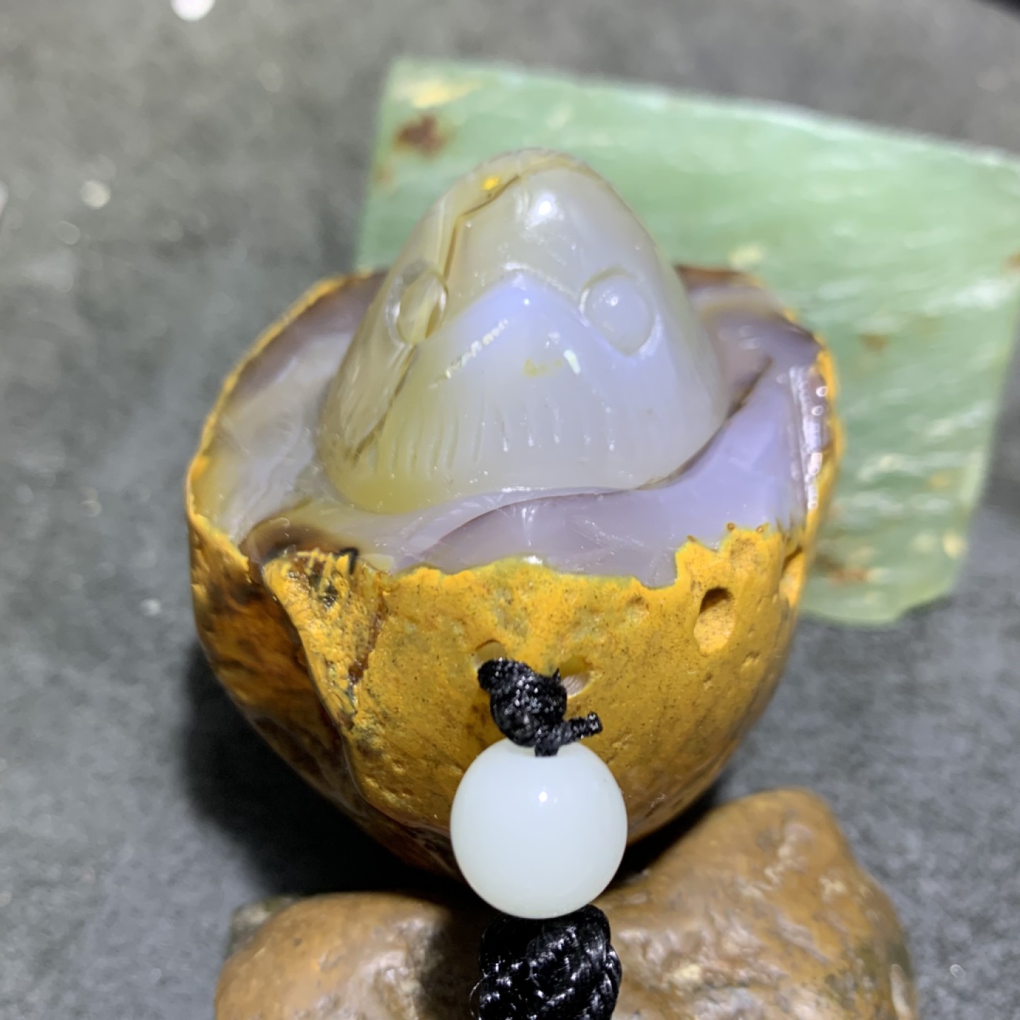 精美天然马达加斯加玛瑙雕刻小鸡出壳把件一个