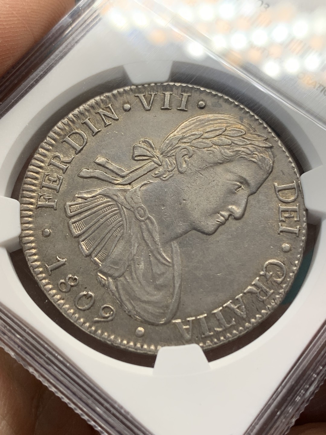 《竞宝斋》第148场-周日，周一 2场 (全场包邮) NGC AU55 墨西哥 1809年 费七戎装版 8R 双柱大银币 打制极好 可藏