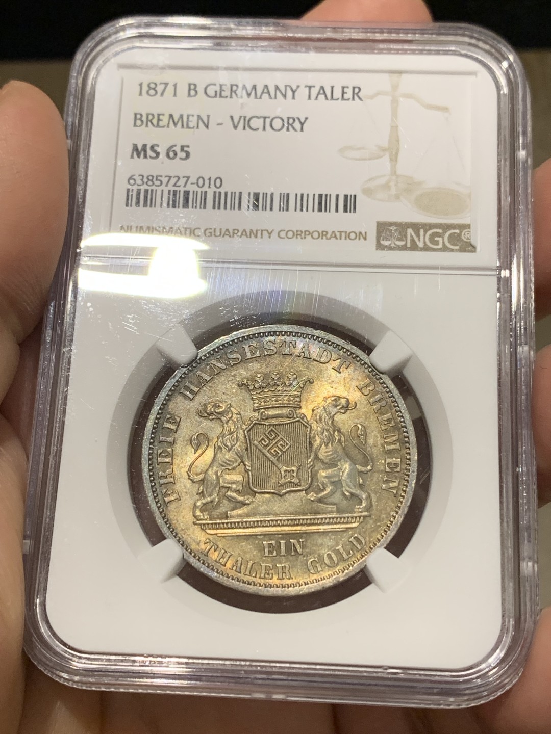 《竞宝斋》第148场-周日，周一 2场 (全场包邮) 高分收藏级！NGC-MS65 德国 1871年 不来梅 胜利泰勒银币 均匀暗金底色 外围蓝色环彩 GEM底光