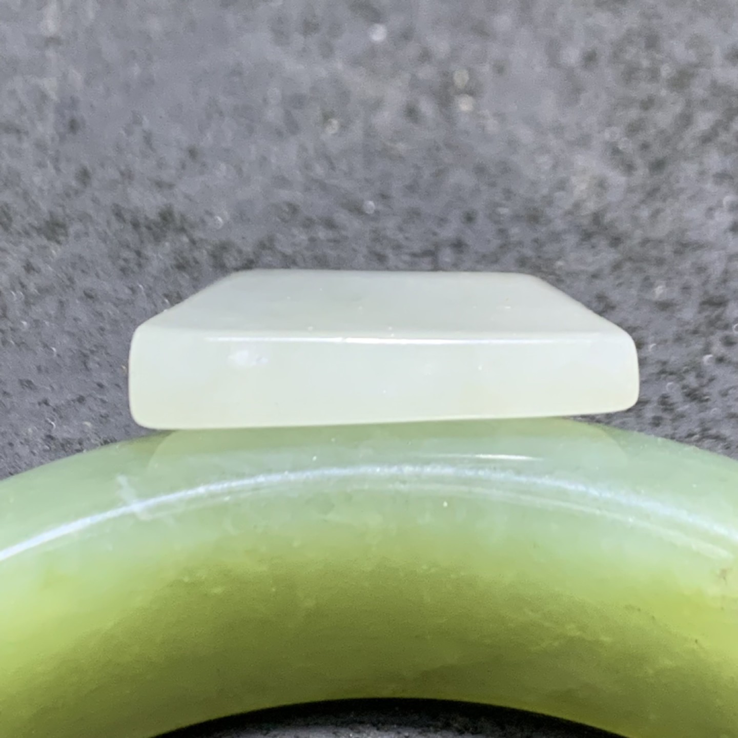 天然A货翡翠吊坠一个，
