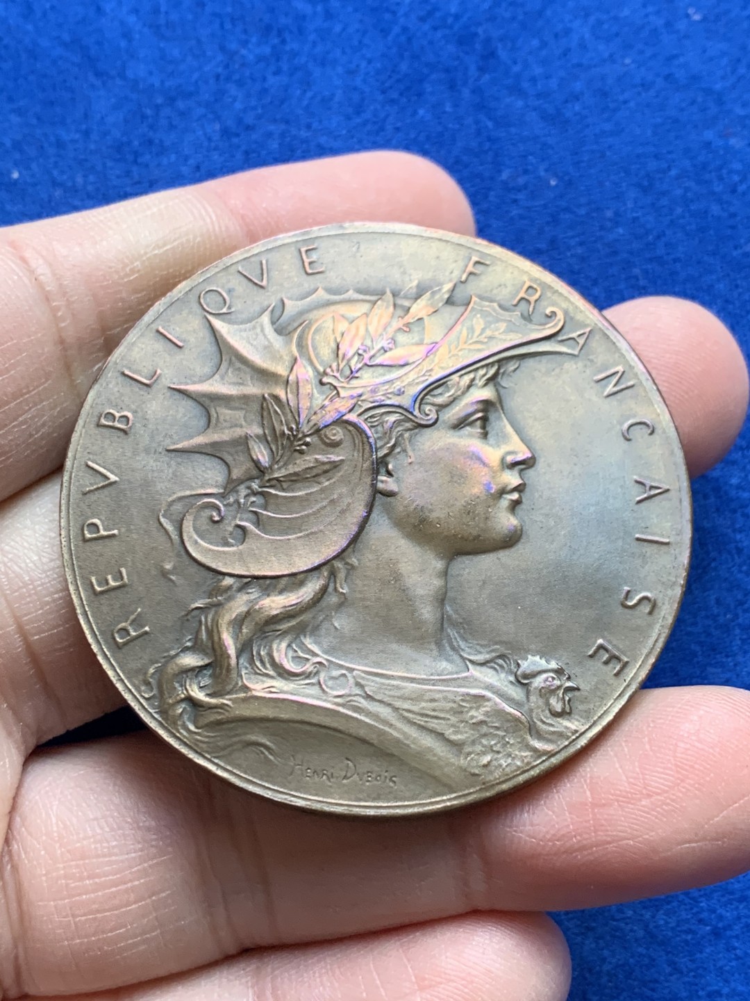 《竞宝斋》第148场-周日，周一 2场 (全场包邮) 法国 玛丽安娜 海马头盔射击铜章（原盒） 直径：50mm  重量：54.4g  边铭：丰饶角+铜标 红方盒