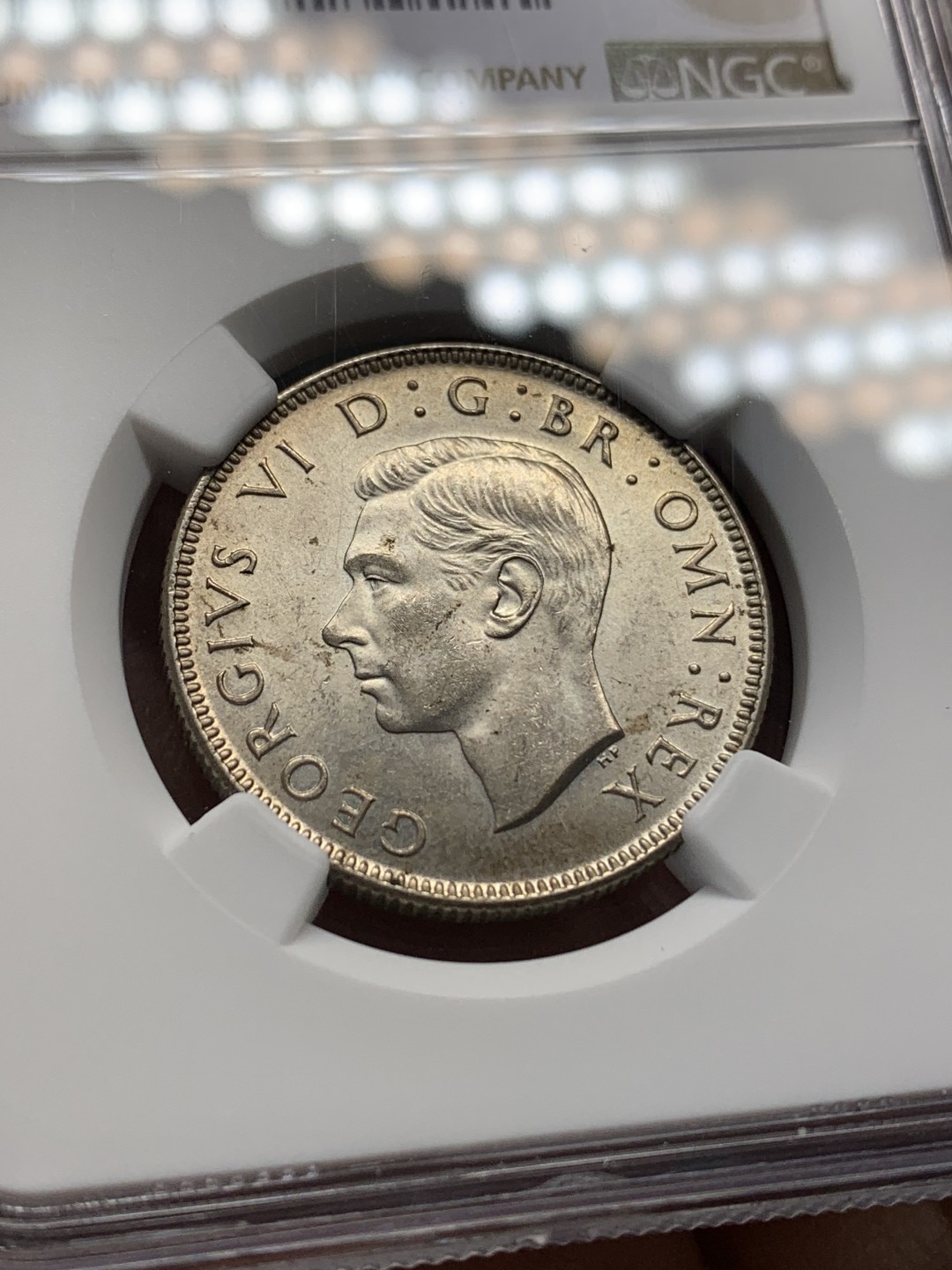 《竞宝斋》第148场-周日，周一 2场 (全场包邮) NGC-MS62 英国 1945年 乔治六世1弗洛林银币 原光淡彩 光度非常好 背面状态不输64