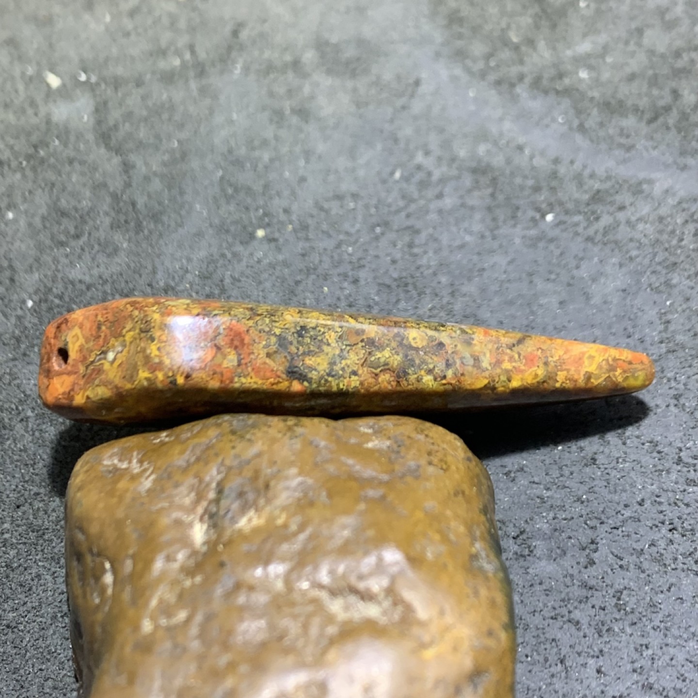 战国红玛瑙草花纹牙型吊坠一个，