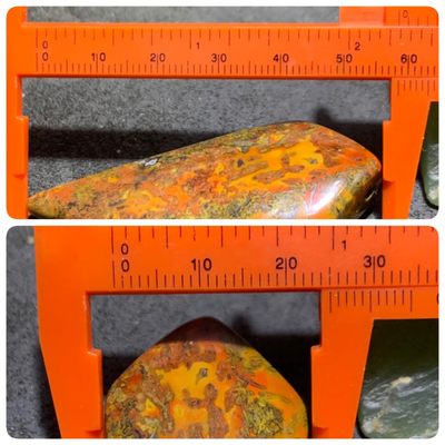 战国红玛瑙草花纹牙型吊坠一个， 战国红玛瑙草花纹牙型吊坠一个，