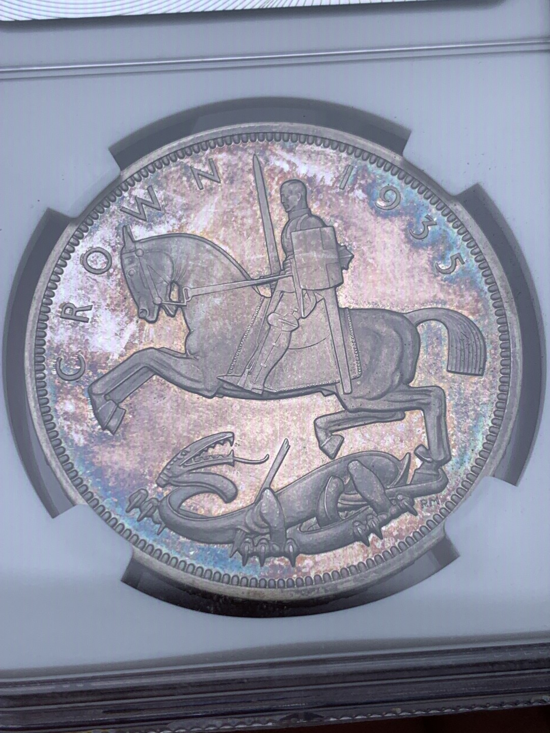 《竞宝斋》第148场-周日，周一 2场 (全场包邮) NGC PF64 CAMEO 英国1935乔治五世精制木马剑镜面底板，发行量仅2500枚