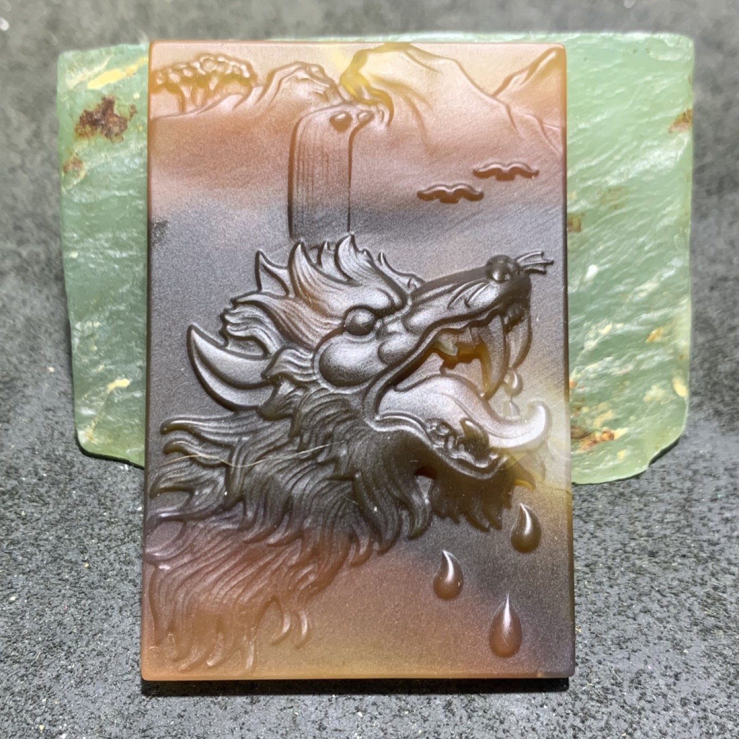 精美高玉化巴西玛瑙雕刻战狼牌子一个，