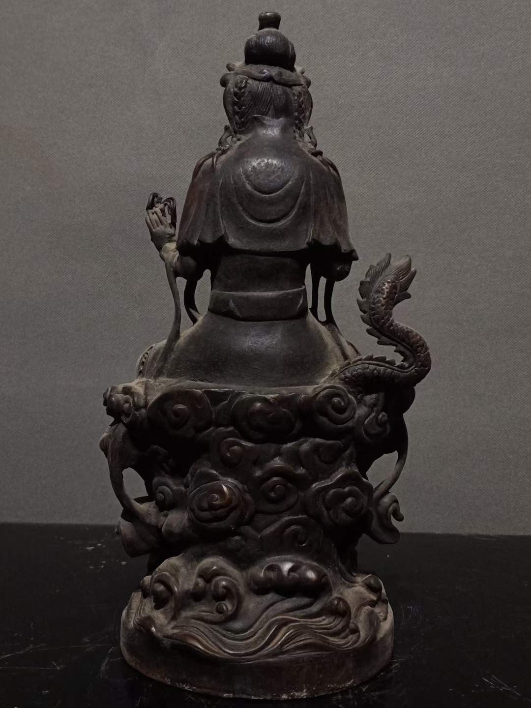 纯铜佛像，纯手工精致打造，包浆厚重，老化明显，品相完整。