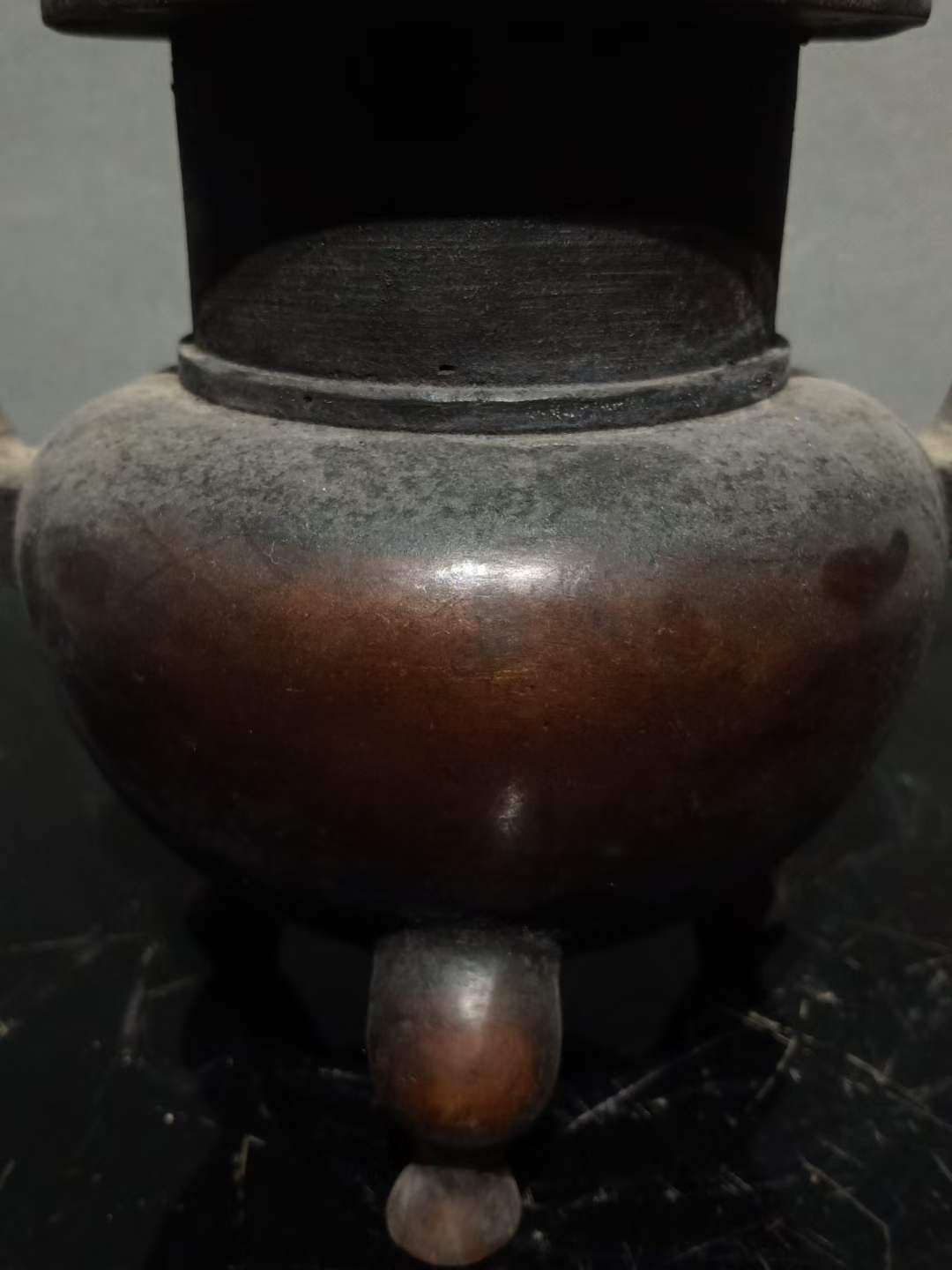 大明宣德纯铜狮子熏香炉，包浆浓厚，磨损自然，造型古朴，成色如图。