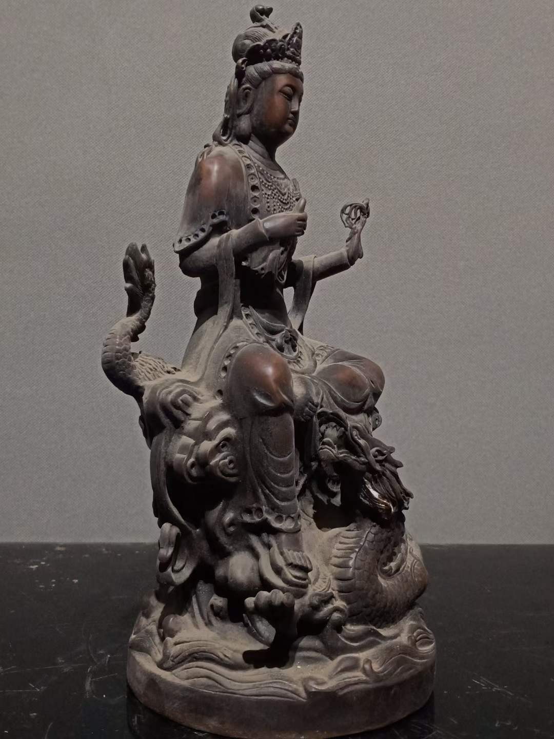 纯铜佛像，纯手工精致打造，包浆厚重，老化明显，品相完整。