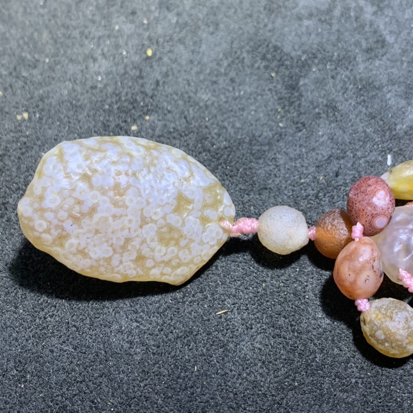 精美阿拉善高圆度彩眼玛瑙编织项链一条，
