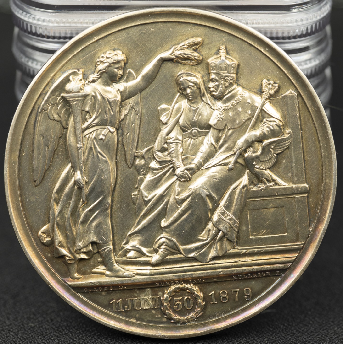 万国钱币拍卖第005期 1879年普鲁士国王威廉一世和萨克森-魏玛-艾森纳赫的奥古斯塔王后结婚50周年金婚纪念镀金大银章，LOOS大师作品，61mm，91.85克，十分罕见的普鲁士大银章，人物惟妙惟肖，手感极佳。