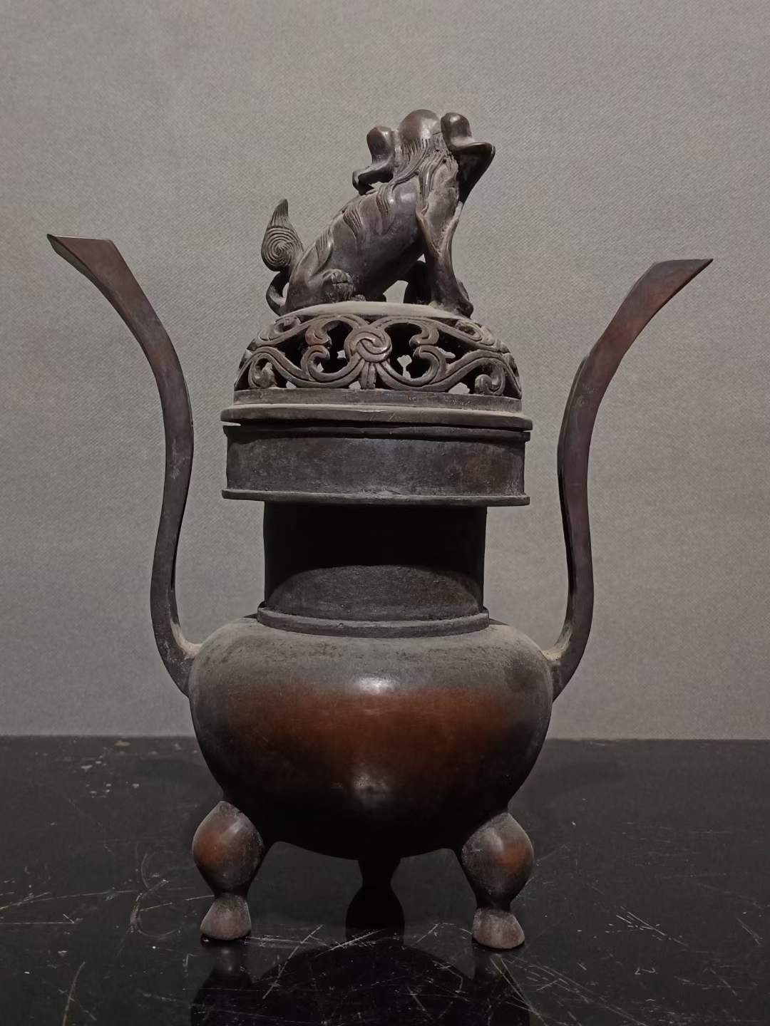 大明宣德纯铜狮子熏香炉，包浆浓厚，磨损自然，造型古朴，成色如图。