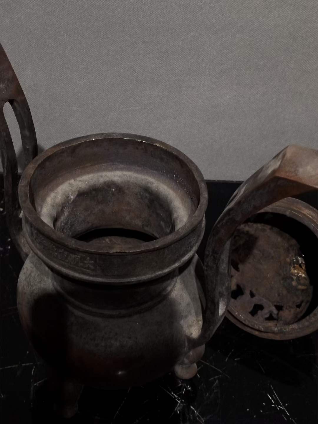 大明宣德纯铜狮子熏香炉，包浆浓厚，磨损自然，造型古朴，成色如图。