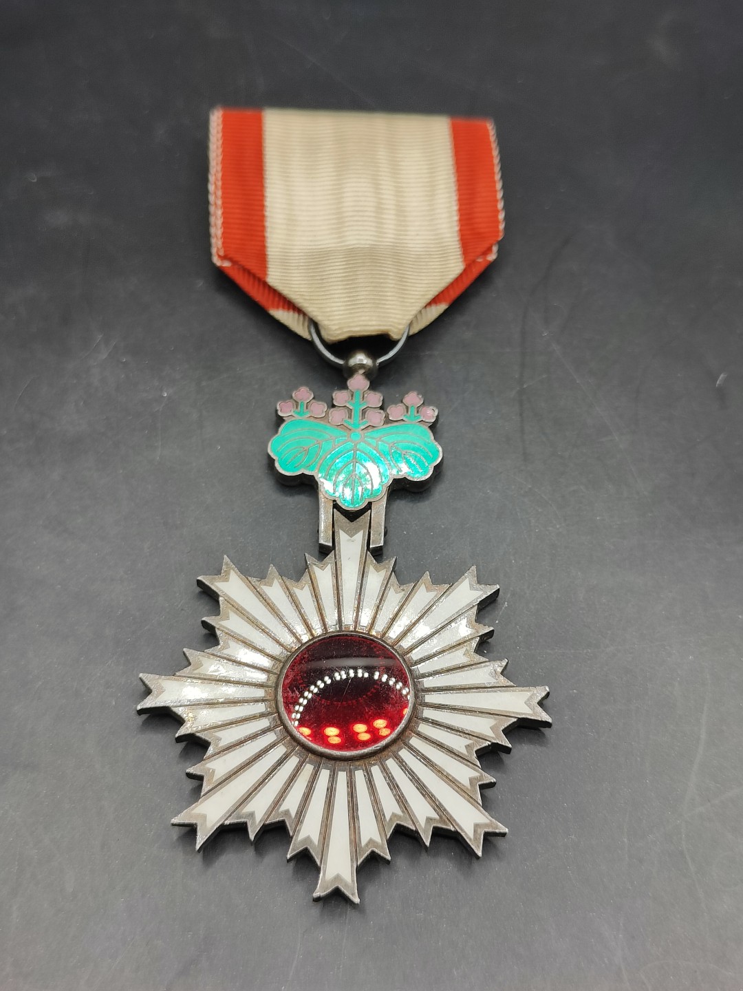 全场0元起拍 第43期 咸鱼国勋章拍卖专场 4月2日（周日）下午6：00开始 二战时期 六等旭日章 银制 无损