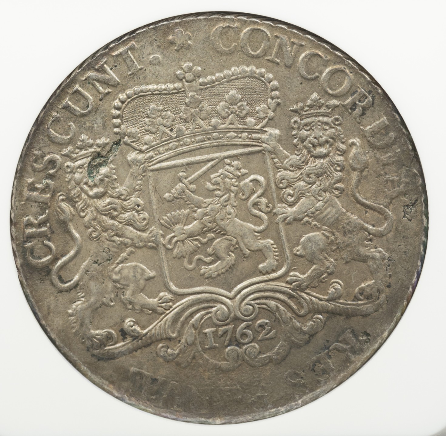 万国钱币拍卖第005期 1762荷兰大马剑，荷兰省，中期年份，背面胚缺，打得不错，原味。