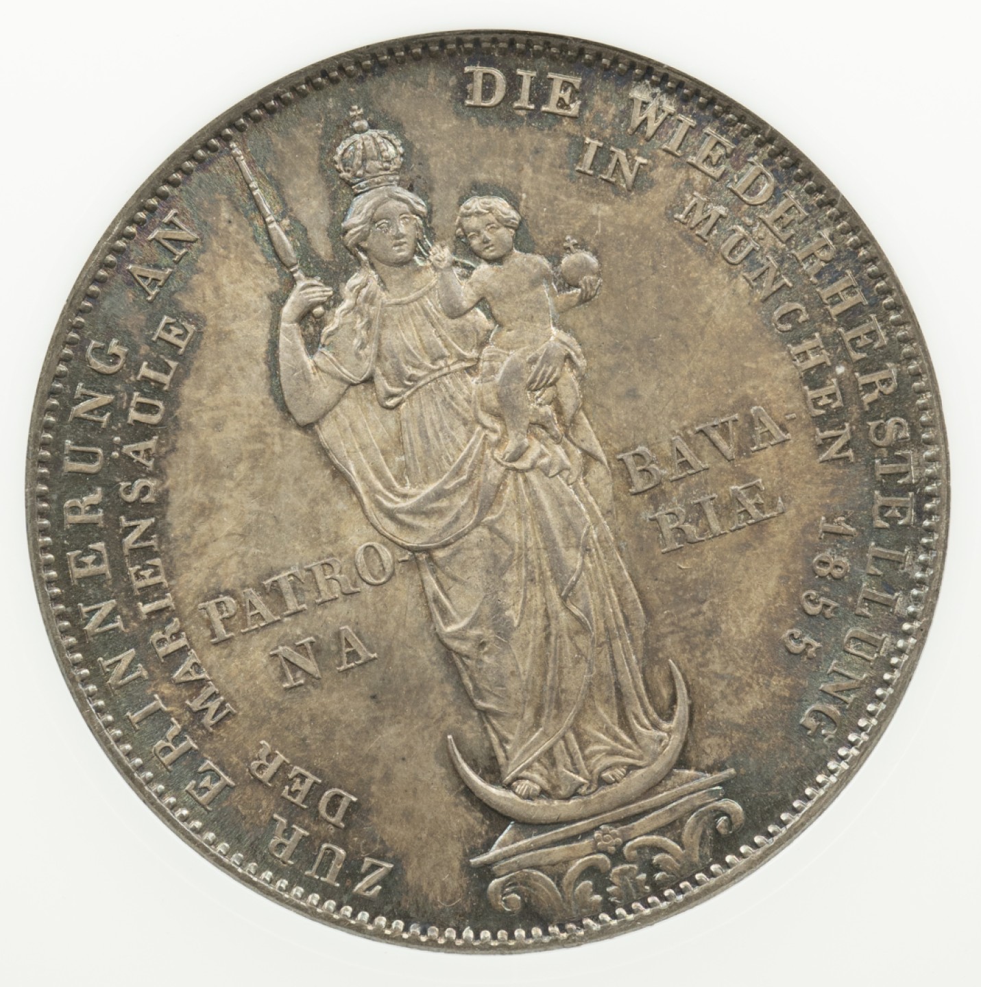 万国钱币拍卖第005期 1855德国巴伐利亚圣母抱婴2盾银币，为了纪念位于慕尼黑的圣母抱婴柱修复完成而发行，真正的原味五彩，所见最美一枚，外拍热门品种，63分ha成交价930美金。