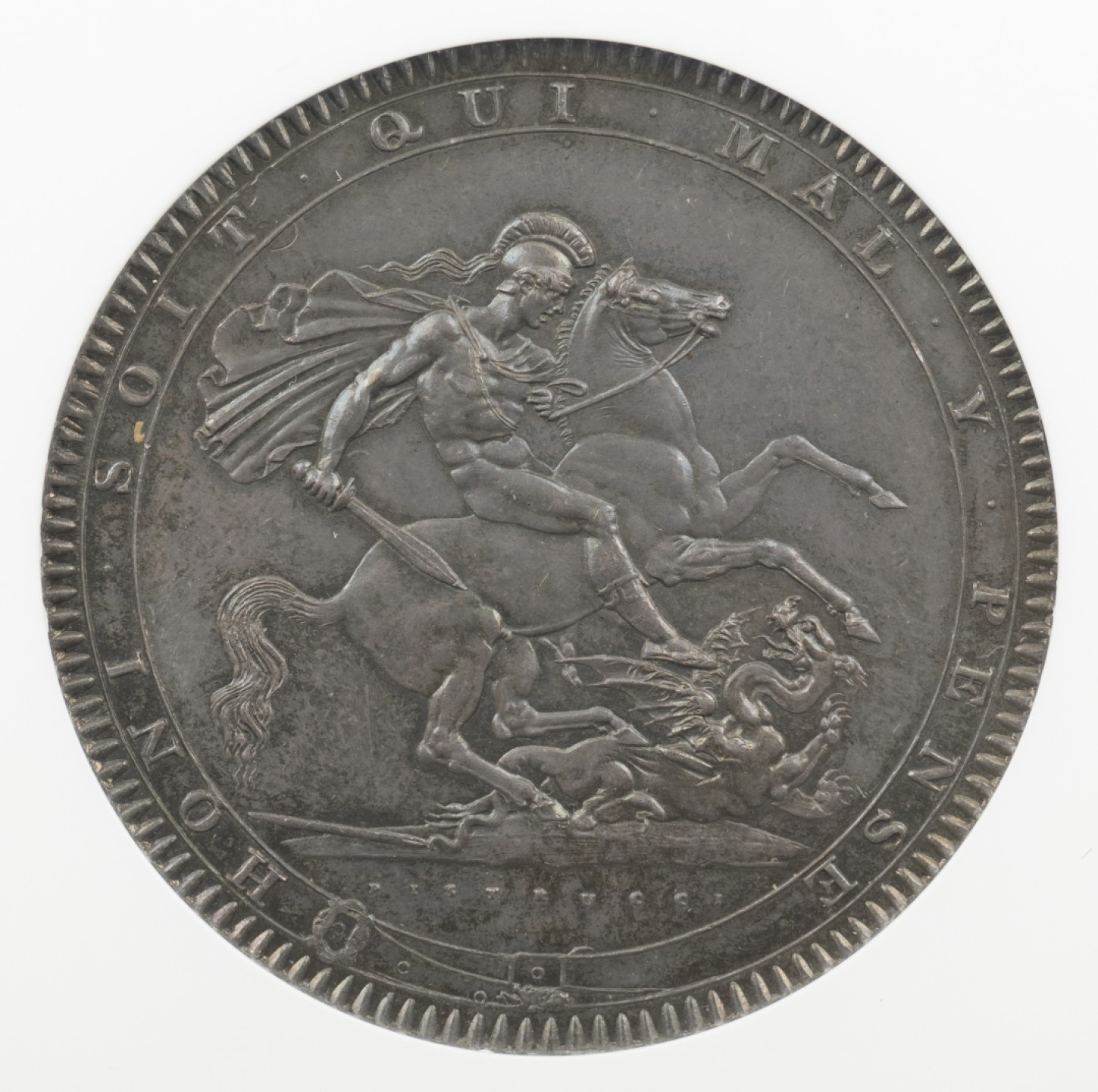 万国钱币拍卖第005期 1819LIX英国乔治三世马剑银币，英国马剑系列的开端，机制克朗的鼻祖，也代表着蒸汽时代的到来。马剑图案由意大利雕刻家Pistrucci设计，在钱币两面皆留下了显而易见的签名，这在当时是难以被接受的（一般只会留下首字母缩写），此举也为后来首席雕刻师W.Wyon的上位埋下了伏笔。此枚钱币高点细节皆属完美，略带镜面感的底板在光线下呈现出五彩斑斓的色彩，整体状态有着不输64分的水准。