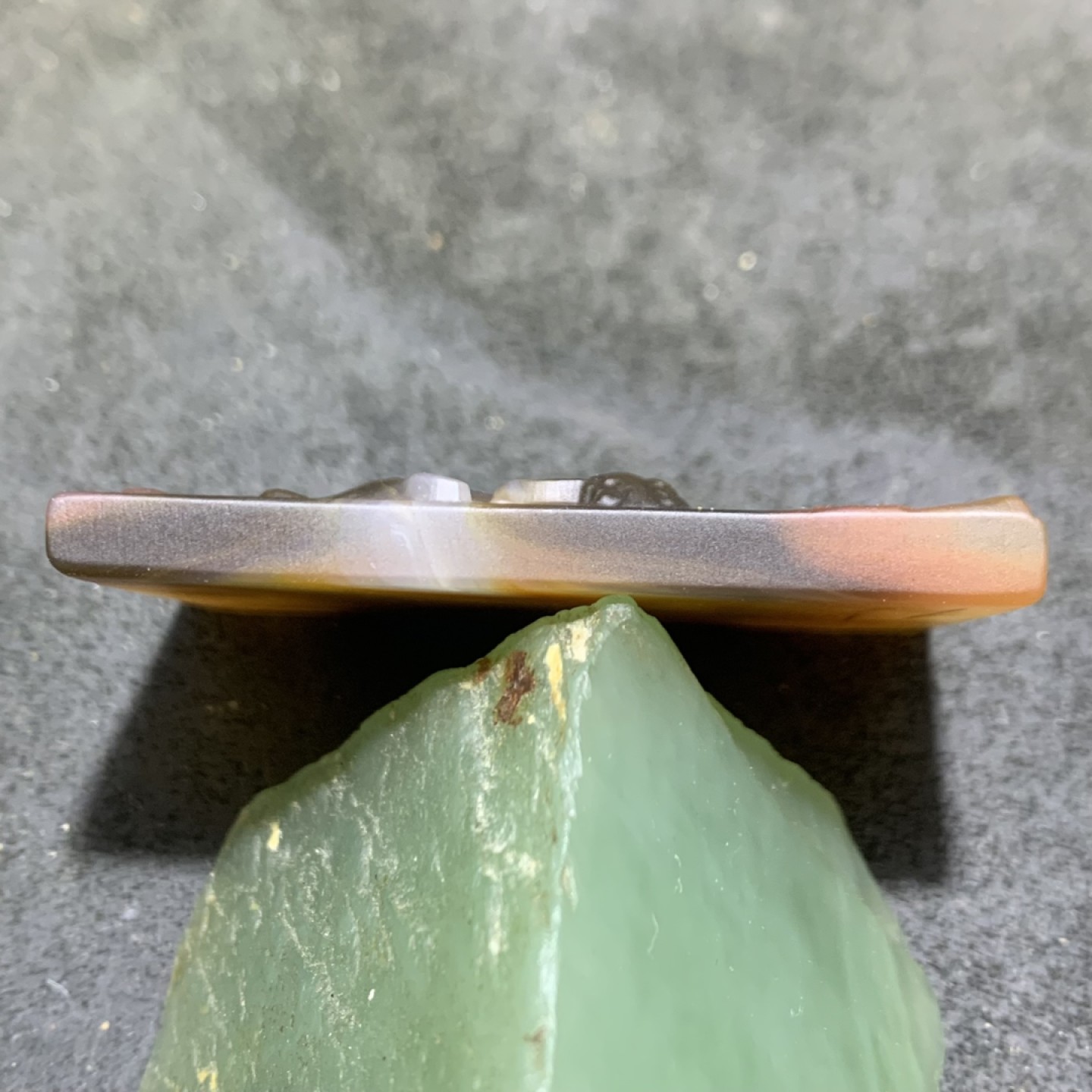 精美高玉化巴西玛瑙雕刻战狼牌子一个，