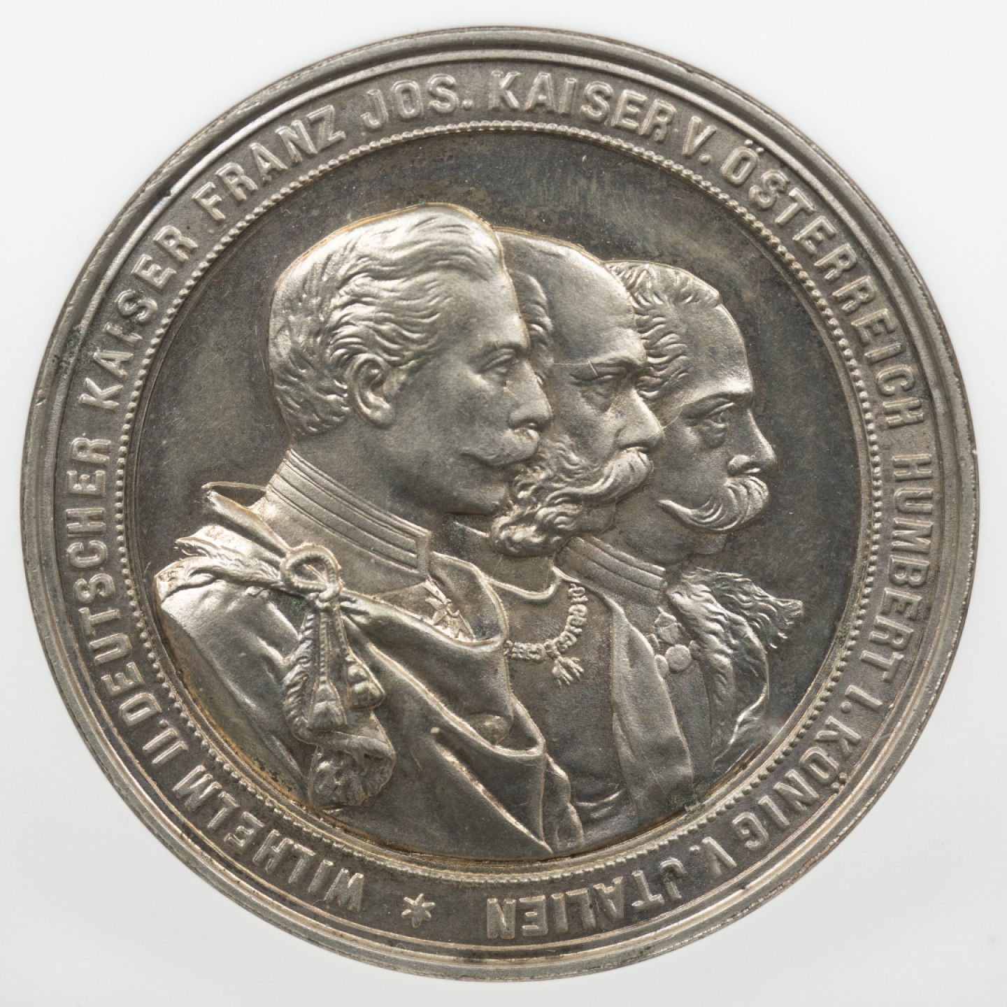 万国钱币拍卖第005期 1888年德意志、奥匈帝国和意大利联盟的三方恢复联盟国纪念镀银大铜章，高浮雕及其精美，稀少的三皇头