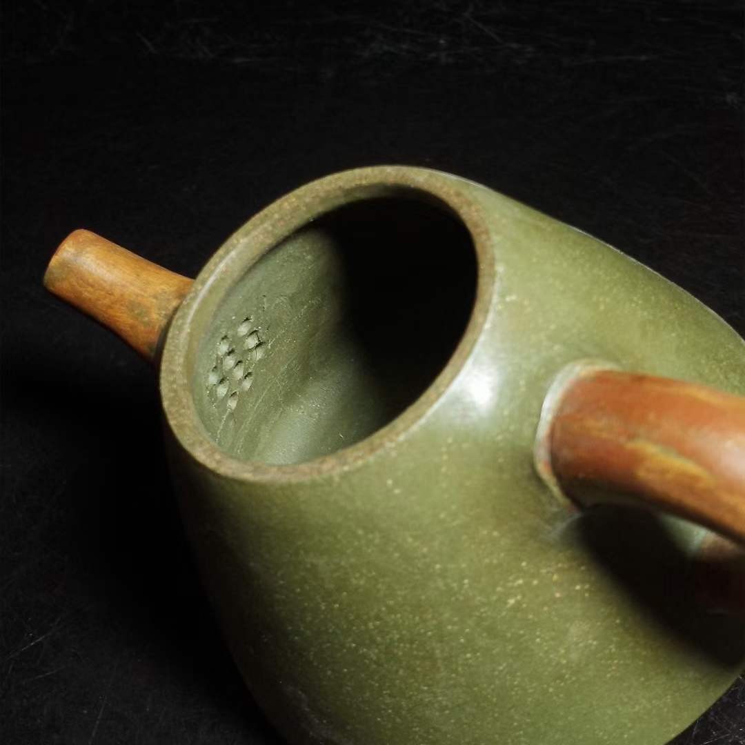 苏兰珍紫砂壶一把，多孔出水