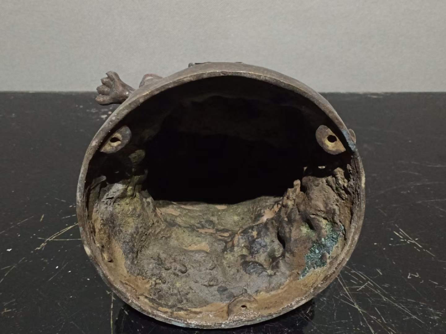 纯铜佛像，纯手工精致打造，包浆厚重，老化明显，品相完整。