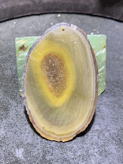 精美原皮高玉化冻料蒙料战国红玛瑙手工影雕工艺太极阴阳鱼把件一个， 精美原皮高玉化冻料蒙料战国红玛瑙手工影雕工艺太极阴阳鱼把件一个，