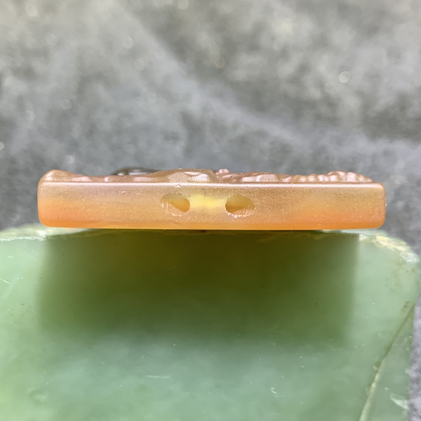 精美高玉化巴西玛瑙雕刻战狼牌子一个，