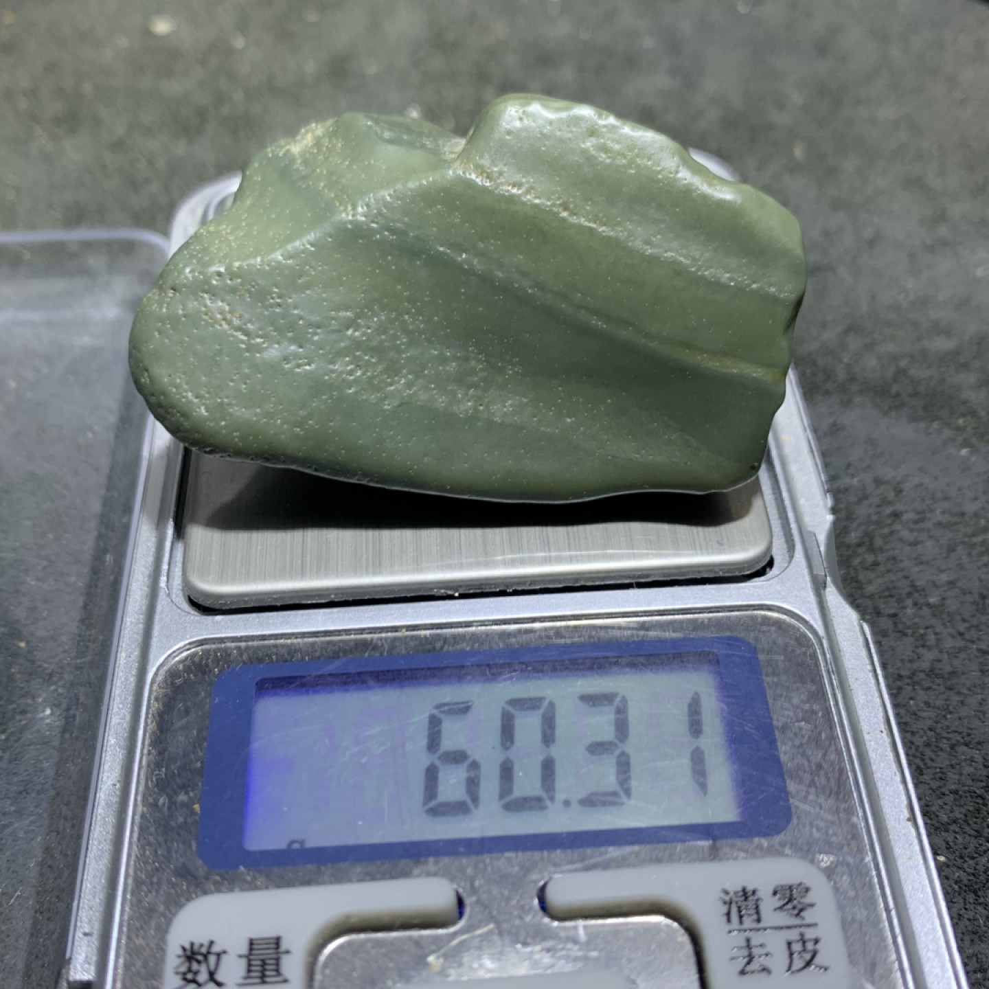 精美阿拉善戈壁绿碧玉原石一颗