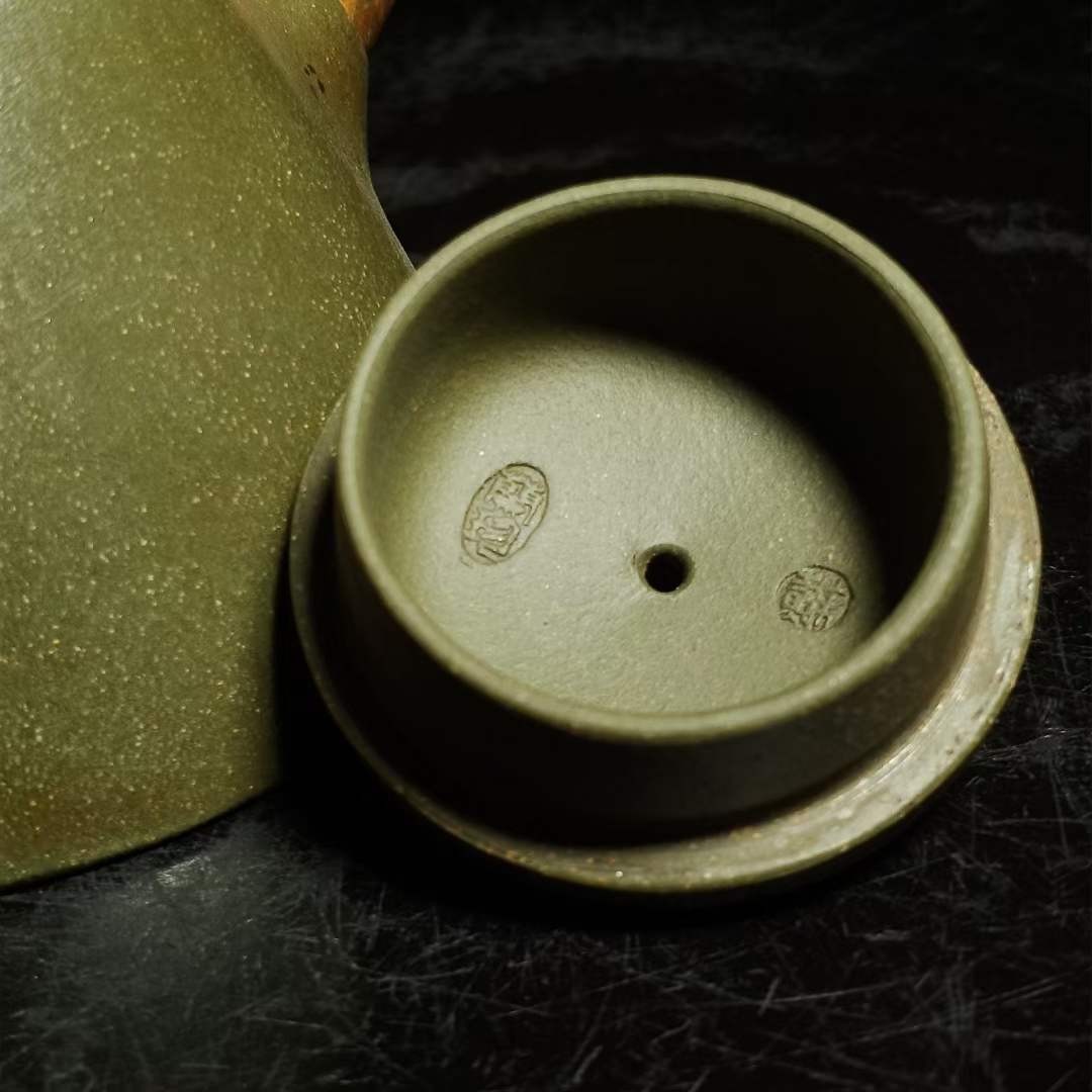 苏兰珍紫砂壶一把，多孔出水