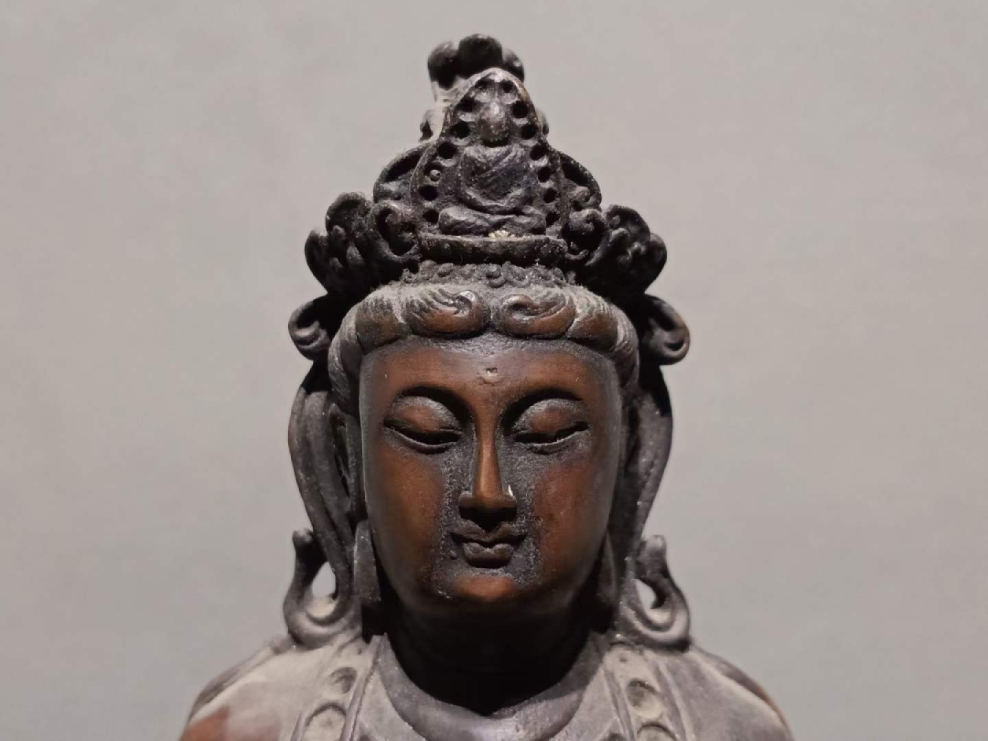 纯铜佛像，纯手工精致打造，包浆厚重，老化明显，品相完整。