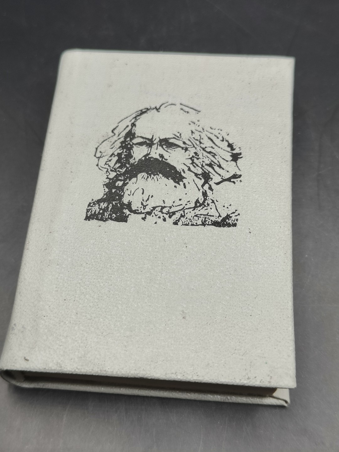 全场0元起拍 第43期 咸鱼国勋章拍卖专场 4月2日（周日）下午6：00开始 马克思雕塑画像收录大全 223页 迷你册