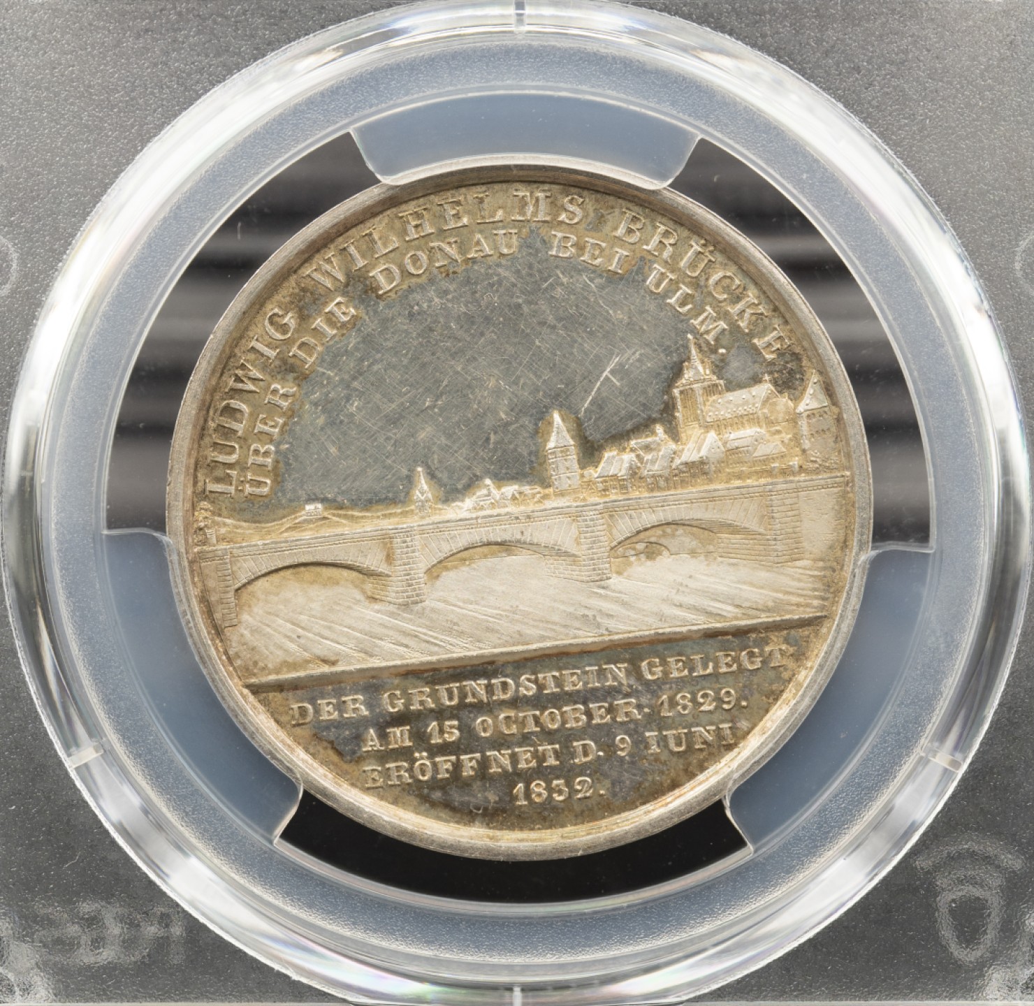 万国钱币拍卖第005期 1832年德国符腾堡—乌尔姆—路德维希·威廉姆大桥开通五彩景观纪念银章，银质非常稀少，唯一冠军分