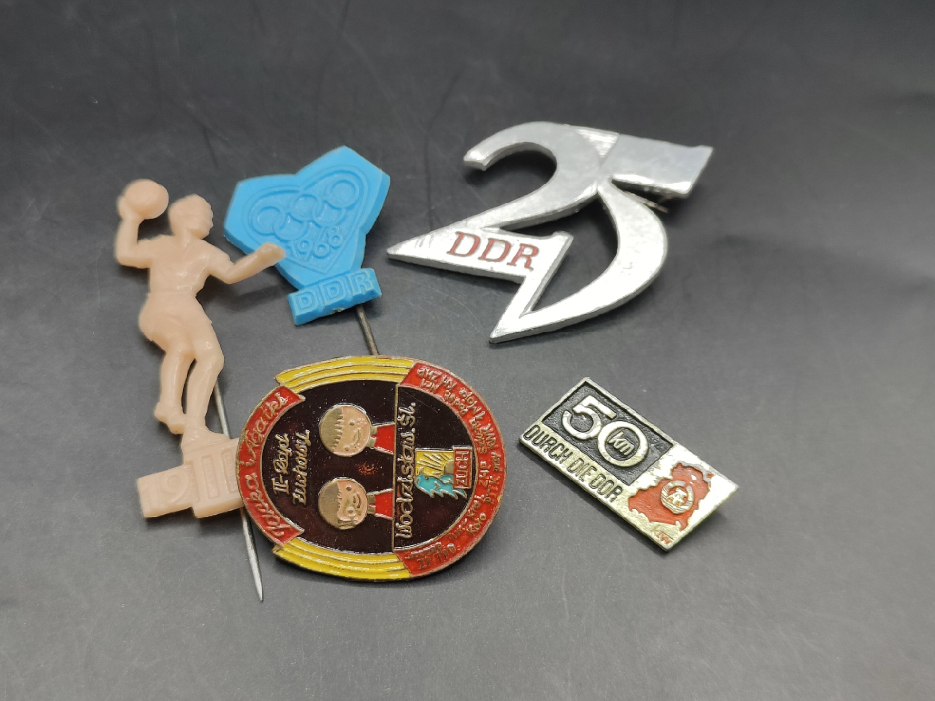 全场0元起拍 第43期 咸鱼国勋章拍卖专场 4月2日（周日）下午6：00开始 东德徽章一组 5个