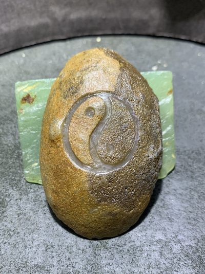 精美原皮高玉化冻料蒙料战国红玛瑙手工影雕工艺太极阴阳鱼把件一个， - 精美原皮高玉化冻料蒙料战国红玛瑙手工影雕工艺太极阴阳鱼把件一个，