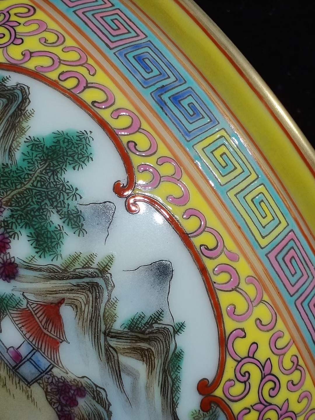 大清乾隆粉彩山水花卉罐，画工精美绝伦，磨损自然，保存完整，品相完美