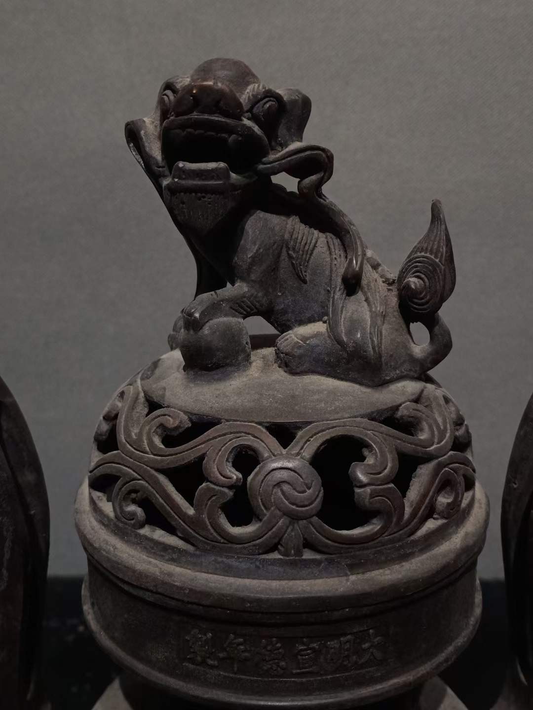 大明宣德纯铜狮子熏香炉，包浆浓厚，磨损自然，造型古朴，成色如图。